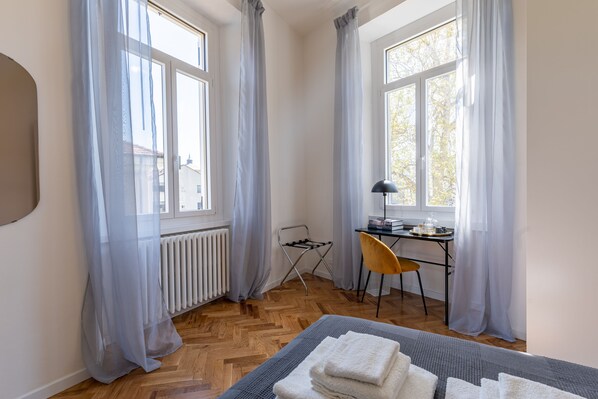 2 soverom, skrivebord, strykejern/-brett og wi-fi (inkludert)