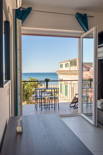 Sea View Suite with Jacuzzi within walking distance of Station connecting Sorrento