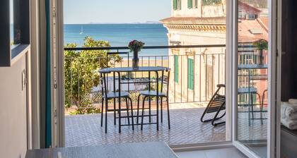 Sea View Suite with Jacuzzi within walking distance of Station connecting Sorrento