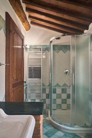 Doccia, asciugacapelli, bidet, asciugamani