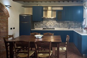 Fridge, oven, stovetop, dishwasher - Casa Ginevra-2 Suite with private garden-Crete senesi-Tuscany (Toscana)