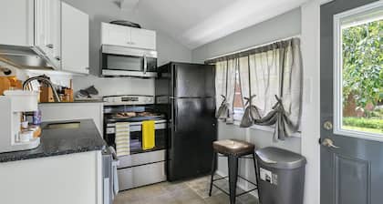 Buttercup Cottage close to downtown Hendersonville fully fenced all pets welcome
