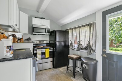 Buttercup Cottage close to downtown Hendersonville fully fenced all pets welcome