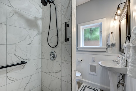 Shower, hair dryer, towels, soap. Buttercup Cottage close to downtown Hendersonville fully fenced all pets welcome