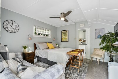 Buttercup Cottage close to downtown Hendersonville fully fenced all pets welcome