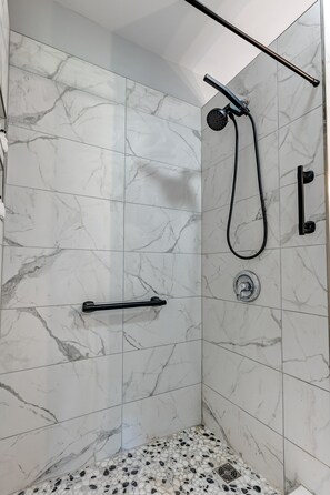Dusche, Haartrockner, Handtücher, Seife