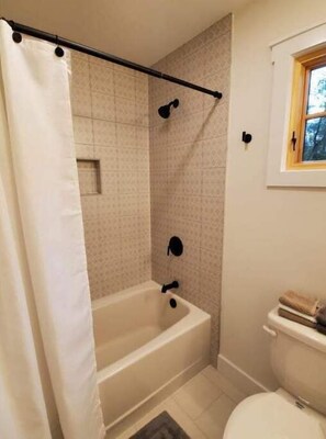 Haartrockner, Handtücher, Seife, Toilettenpapier