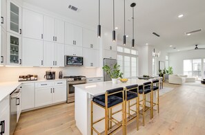 Fridge, microwave, oven, stovetop - 5 Mins From Galleria Mall (Houston)