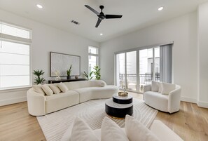 Smart TV, fireplace, video games - 5 Mins From Galleria Mall (Houston)