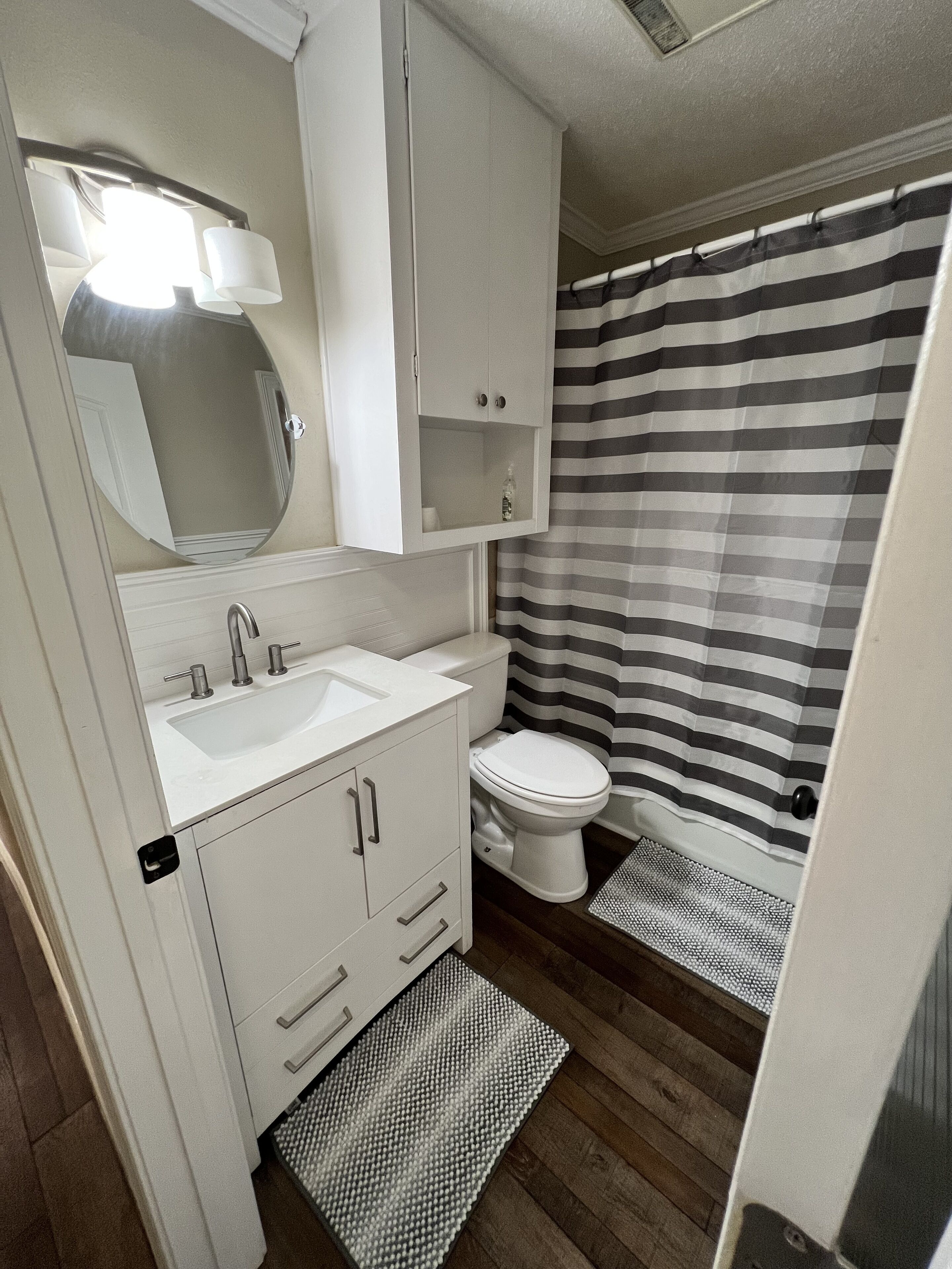 Mins from airport/ hospital/ coliseum/ 4bed/ 2bed 