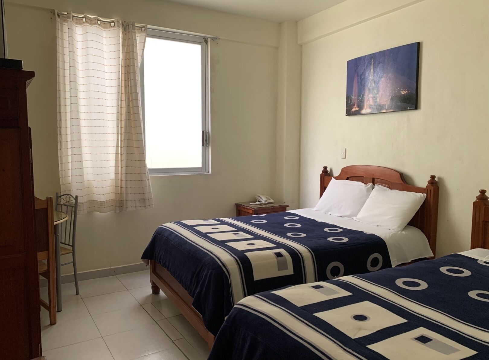 Escritorio, tabla de planchar con plancha, wifi gratis y ropa de cama 