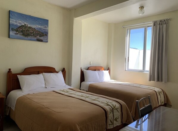 Habitación económica doble | Escritorio, tabla de planchar con plancha, wifi gratis y ropa de cama
