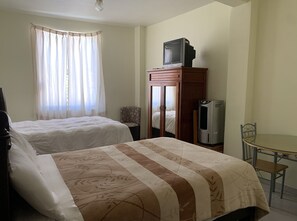 Escritorio, tabla de planchar con plancha, wifi gratis y ropa de cama