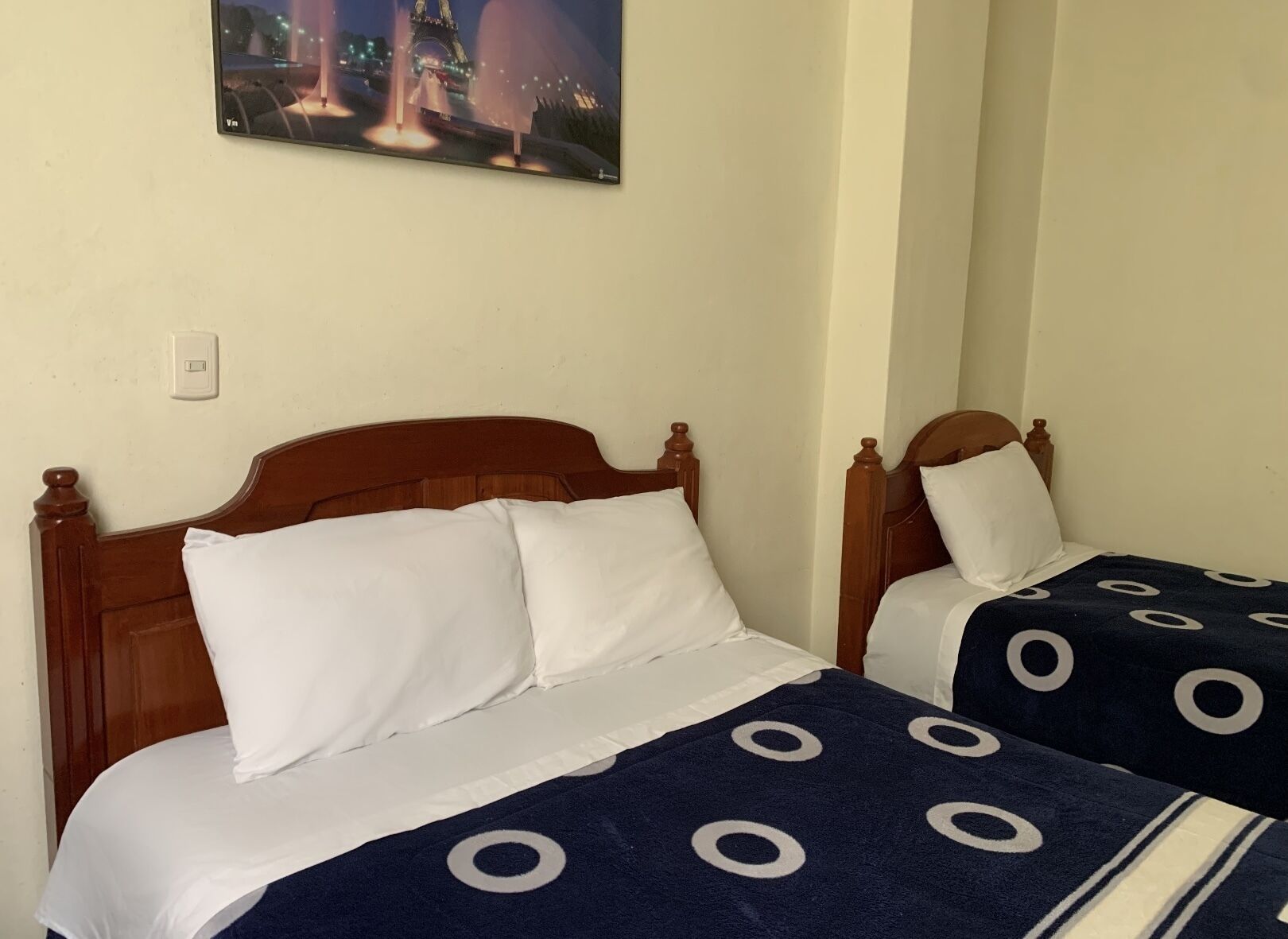 Escritorio, tabla de planchar con plancha, wifi gratis y ropa de cama 