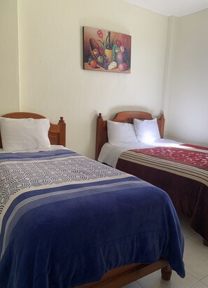 Escritorio, tabla de planchar con plancha, wifi gratis y ropa de cama 