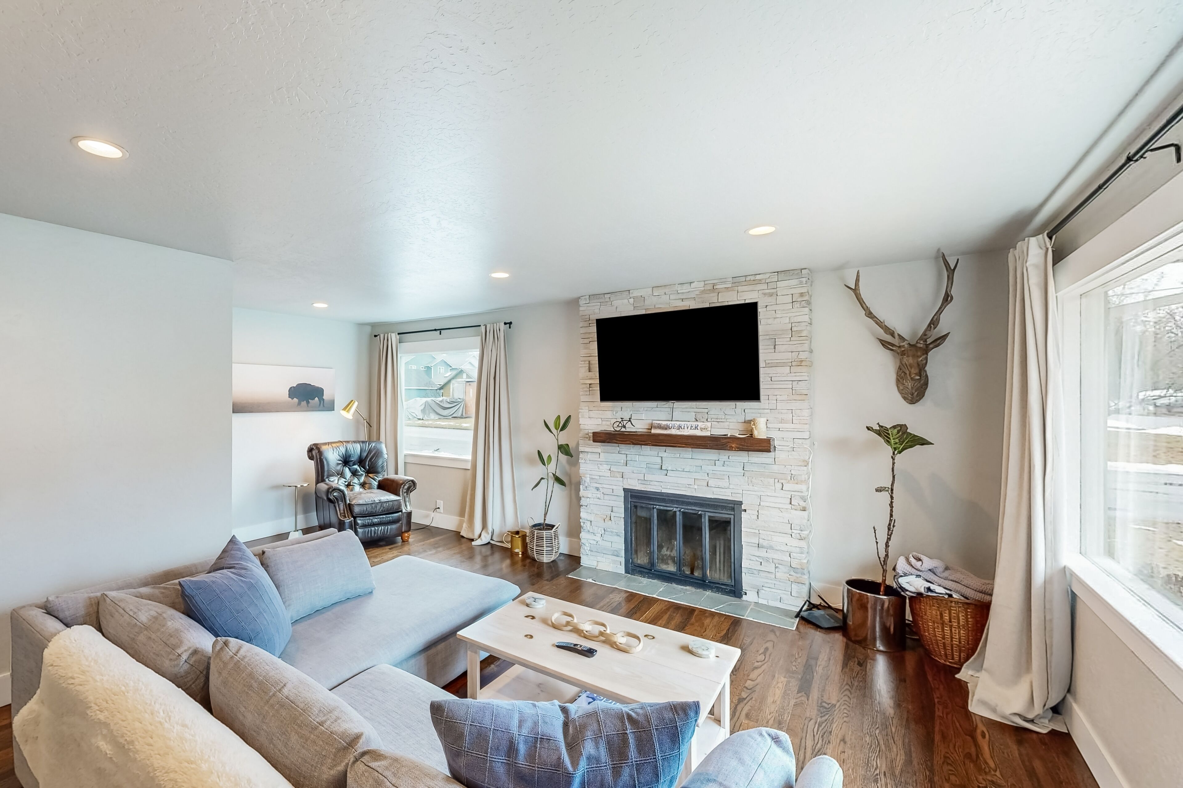 Updated dog-friendly house within enclosed yard, deck - near lake/golf/skiing