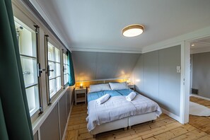 2 soveværelser, pengeskab på værelset, skrivebord, strygejern/strygebræt