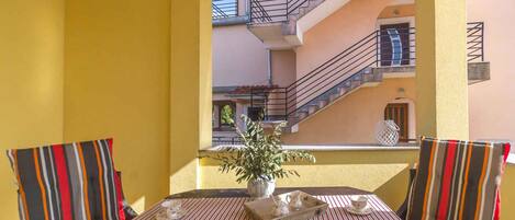 تناول الطعام بالخارج