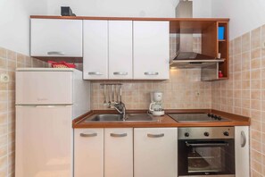 Kylskåp, ugn, spishäll och diskmaskin