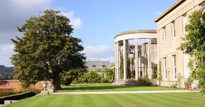 Exterior - Log Burner and Beamed Ceilings-king Size Bed (Worcester)