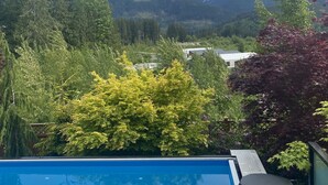 Ein Poolbereich mit Blick auf Berge und Bäume.