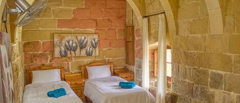 5 chambres, fer et planche à repasser, Wi-Fi, draps fournis