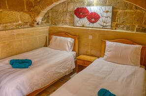 5 habitaciones, tabla de planchar con plancha, wifi y ropa de cama