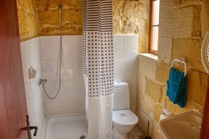 Regadera, toallas, papel de baño