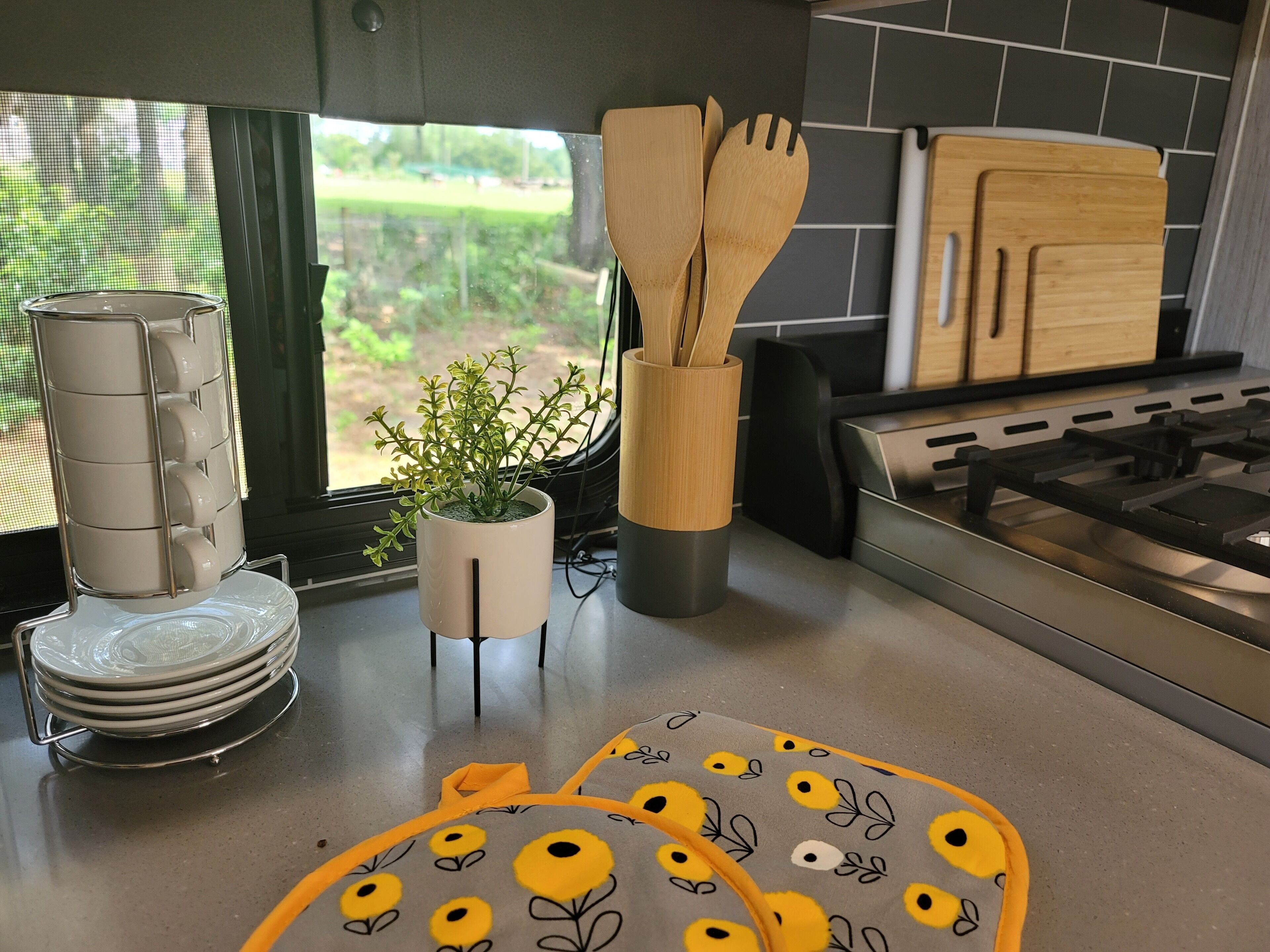 Jääkaappi, mikroaaltouuni, uuni, liesi