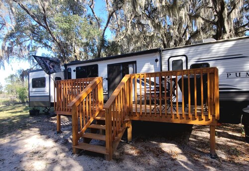 Cozy 1 bedroom 1 bath RV near the Ocala forest and Springs. 