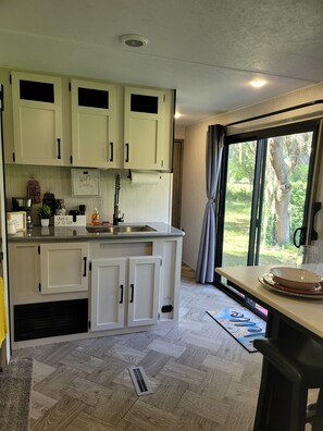 Fridge, microwave, oven, stovetop - Cozy 1 bedroom 1 bath RV near the Ocala forest and Springs. (Altoona)