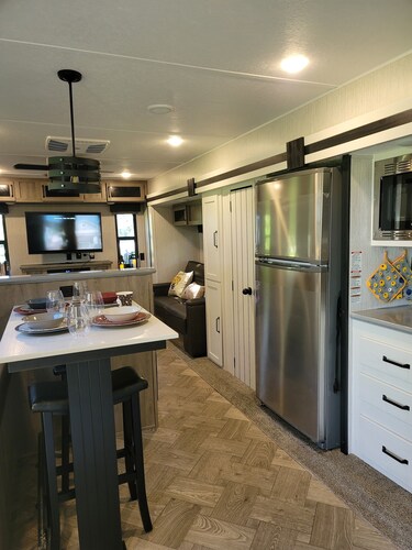 Cozy 1 bedroom 1 bath RV near the Ocala forest and Springs. 