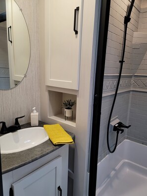Shower, hair dryer, towels, toilet paper - Cozy 1 bedroom 1 bath RV near the Ocala forest and Springs.  (Altoona)