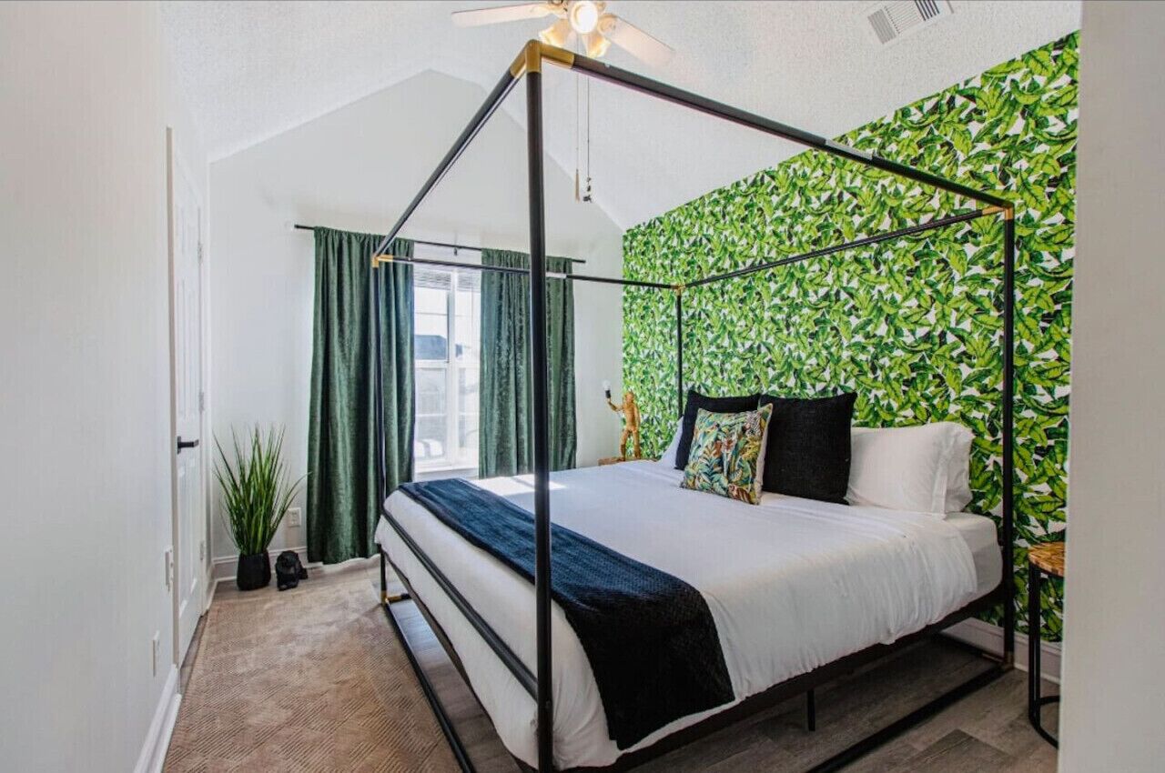 5 bedrooms, desk, iron/ironing board, travel crib