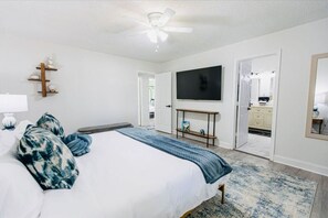 5 Schlafzimmer, Schreibtisch, Bügeleisen/Bügelbrett, Reisekinderbett
