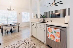 ثلاجة، ميكروويف، فرن، موقد طهي مسطح