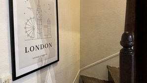 Une photo encadrée représentant des monuments emblématiques de Londres, accrochée au mur.