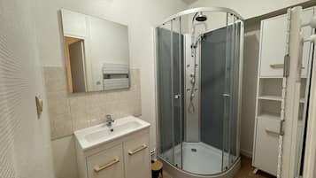 Shower, hair dryer, towels, toilet paper