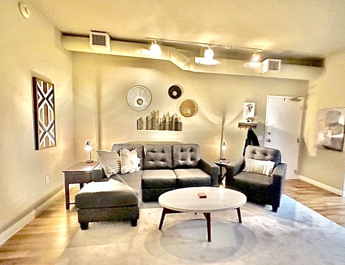 Dwntwn short walk to stadium, PBank Arena & Haymarket, parking pass! Sleeps 4!