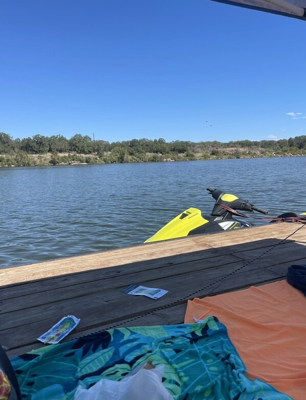 Un barco amarrado en un lago tranquilo con cielo despejado.
