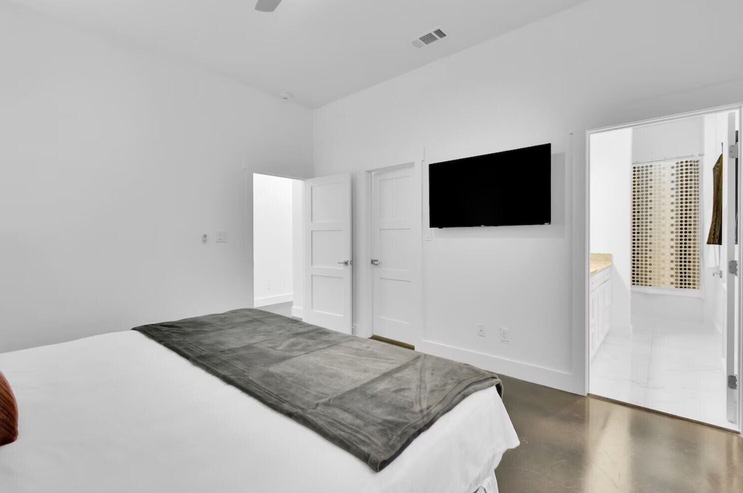 3 chambres, coffres-forts dans les chambres, bureau