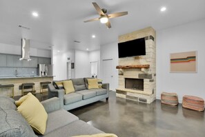 TV connectée, cheminée, baby-foot