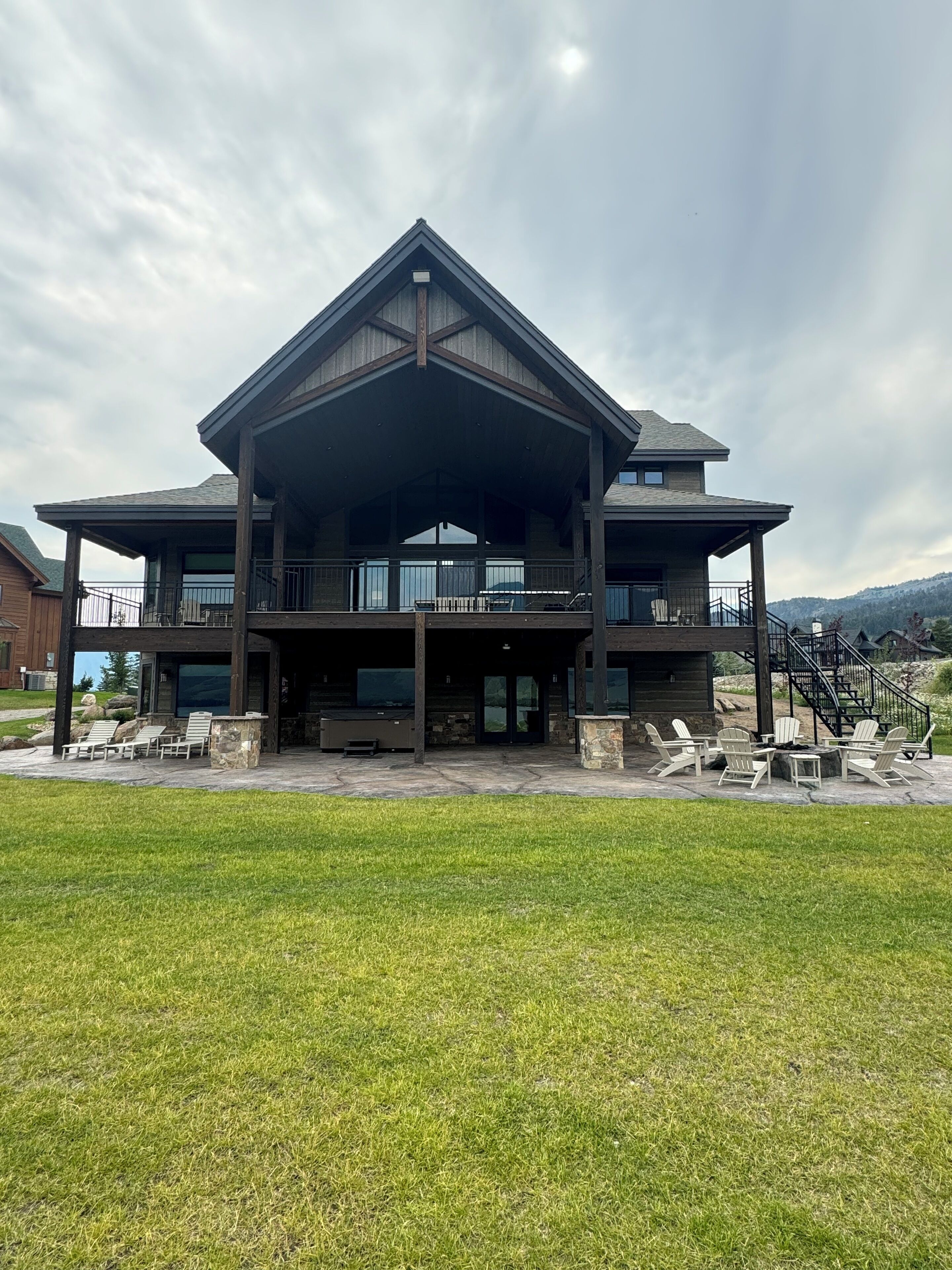 New Luxurious waterfront cabin on Henry's Lake. 26 minutes to West Yellowstone 