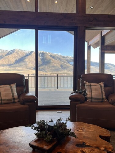 New Luxurious waterfront cabin on Henry's Lake. 26 minutes to West Yellowstone 