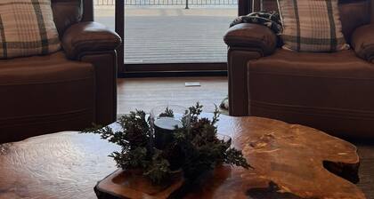 New Luxurious waterfront cabin on Henry's Lake. 26 minutes to West Yellowstone