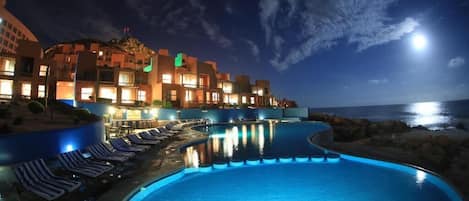 حمام سباحة