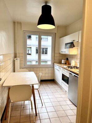 Private kitchen - 2 BR Cosy Apartment next to Lake (Genève)