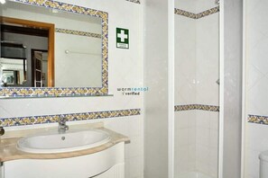 Hårtørrer, bidet, håndklæder, Sæbe