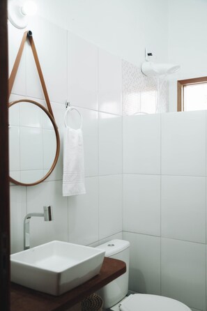 シャワー、タオル、トイレットペーパー