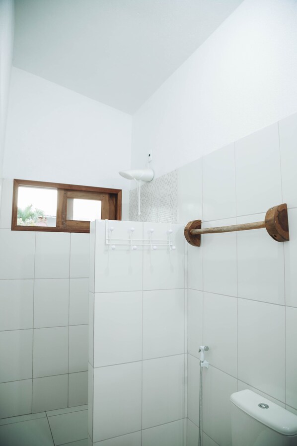 シャワー、タオル、トイレットペーパー